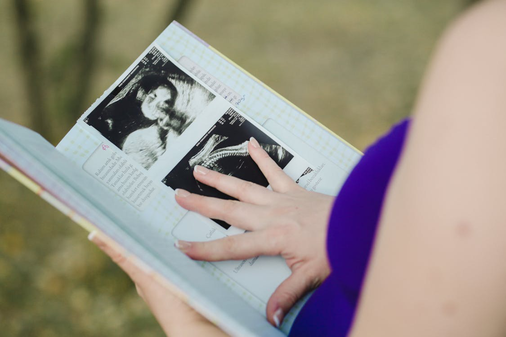 A woman’s hand of a pregnancy journal’s page