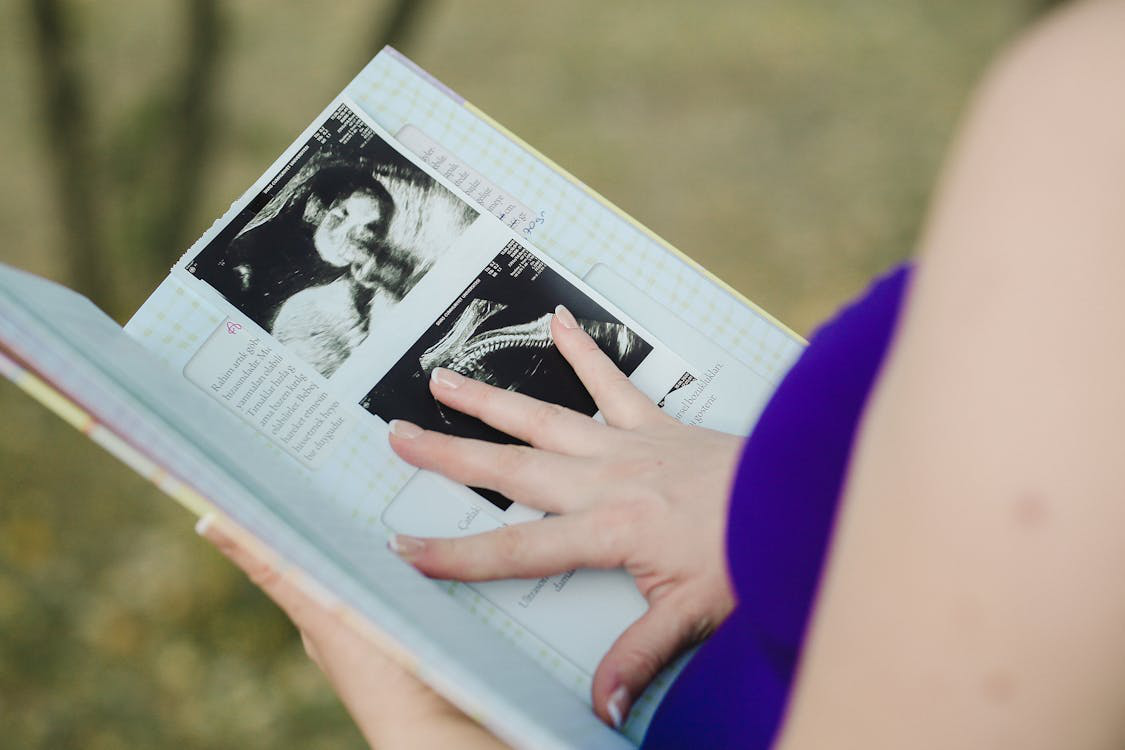 A woman’s hand of a pregnancy journal’s page