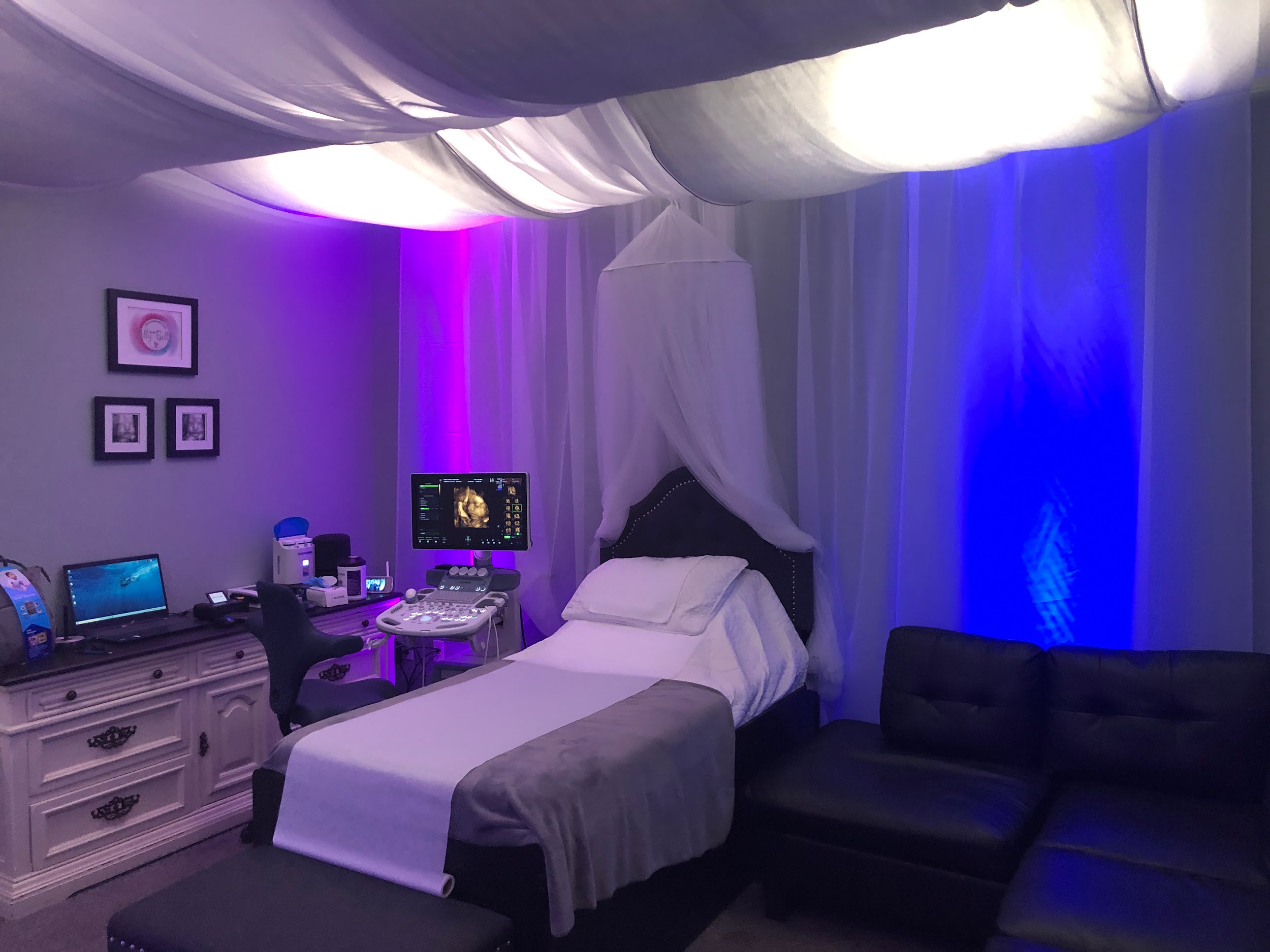 A bed and screen in an ultrasound room